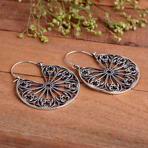 Boucles d'oreilles créoles en filigrane en argent sterling 925 faites à la main pour femmes |   Mandala floral en argent oxydé, style bohème hippie, or/argent - Product Image 3