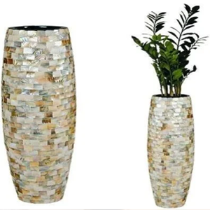 Elegantes jarrones de metal color gris ahumado, bellamente adornados con exquisita decoración de hojas doradas, disponibles a precios de mayorista. - Product Image 3