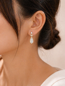 Pendientes de Oro de 18K con Diamantes en Corte Pera y Perlas de Agua Dulce para Mujer, Joyería Clásica para Bodas - Product Image 1