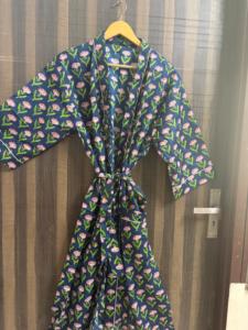 Bata Kimono de Algodón Azul Marino con Estampado Floral para Mujer, Hecha a Mano, con Cuello en V y Cierre con Cordón, Transpirable - Product Image 1