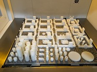 Service d'impression 3D SLA ABS industriel très demandé pour pièces en résine personnalisées, modèles d'ingénierie avec une vitesse de 100 mm/s et une tolérance de 0,2 mm