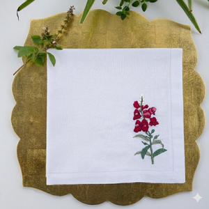 Serviette en lin brodée d'un camélia rouge, des points délicats ajoutant une beauté classique pour les événements élégants et les repas en famille. - Product Image 1