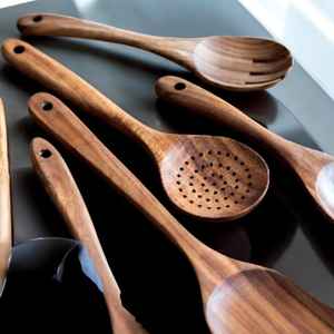 Ensemble d'ustensiles de cuisine rustiques en bois faits à la main avec support – Cuillères et spatules écologiques - Product Image 6