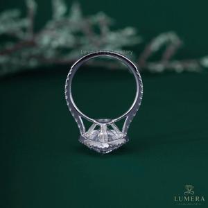 Anillo Elegante con Diamante Cultivado en Laboratorio en Forma de Pera, Certificado IGI, Engastado con Micropavé Continuo y Halo, Estilo Vintage - Product Image 4