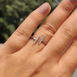 Anillo de compromiso de moissanita con corte brillante redondo y diseño abierto de moda, de plata de ley 925, ajustable para mujer, para aniversario o boda - Product Image 4