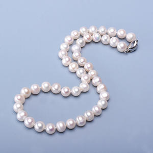 Collier de perles rondes d'eau douce Tilian de 9 à 10 mm avec des défauts, associé à des boutons plaqués or cuivre pour maman - Product Image 1