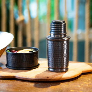 Bouteille d'eau en cuivre pur personnalisée de 1000 ml, polie brillante avec motif martelé, pour la salle de sport et les activités de plein air, faite à la main - Product Image 1