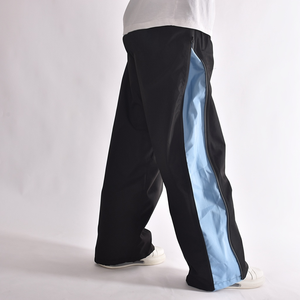 Pantalons de ski bleu et noir très vendus avec des panneaux latéraux bleus, matière imperméable, poches zippées et coupe ample - Product Image 1