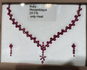 Rubí Natural de Mozambique, Corte Ovalado, 23 Quilates, Color Rojo Rosado con Efecto de Juego de Color, para Joyería o Coleccionistas - Product Image 4