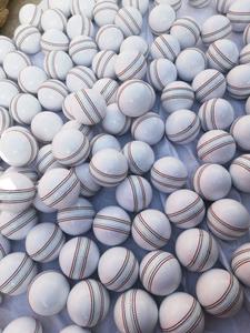 Pelota de críquet de cuero de alta calidad, personalizable en colores, para jugadores profesionales, en oferta, equipo deportivo. - Product Image 2