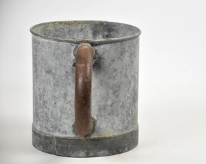 Maceta de metal galvanizado con forma de jarra para exhibir plantas en interiores y exteriores, como centro de mesa decorativo y para el alféizar de la ventana. - Product Image 3