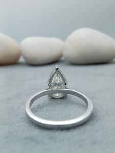 Bague de fiançailles classique pour femme en or massif 18 carats avec diamant taille poire de 2 carats, sertie à griffes, avec certificats IGI - Product Image 6