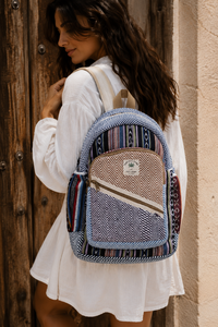 Mochila de tela con estampado étnico, paneles tejidos multicolor, bolsillo frontal con cremallera y diseño compacto para salidas informales - Product Image 3