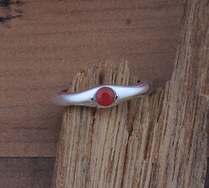 แหวนเงินแท้ 925 ประดับพลอยรูบี้ทรงเหลี่ยม แหวนทำมือสไตล์โบโฮคลาสสิก เรียบหรู แหวนเพชรเม็ดเดี่ยว รับรองโดยเมืองชัยปุระ - Product Image 3