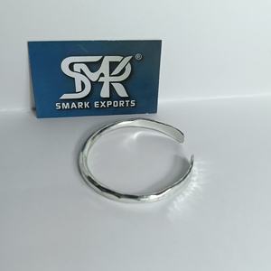 Bracelet manchette en laiton plaqué argent martelé, ajustable, style Kada ouvert, artisanat métallique fait main, bijoux minimalistes unisexes, vente en gros - Product Image 4