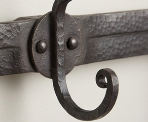 Perchero de pared de metal negro rústico con 3 ganchos, diseño resistente para almacenamiento, exhibición y organización de ropa. - Product Image 2