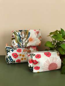 Juego de neceseres acolchados de algodón, neceser de maquillaje floral de 3 piezas, neceser estampado hecho a mano, juego de neceseres White Meadows de 3 piezas - Product Image 3