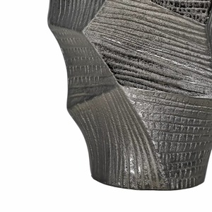 Vase de table contemporain en métal Smoke Bloom, design géométrique fait main, finition noire, pièce d'art décorative - Product Image 3