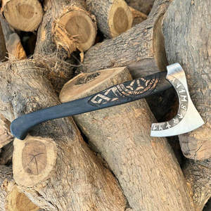 Hache Tomahawk avec manche en bois de rose sculpté, lame en acier Damas gravée, qualité industrielle pour la survie - Product Image 5