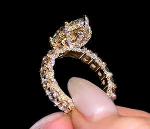 Anillo de compromiso de moissanita con corte marquesa, halo oculto, banda de diamantes pavé completa, engaste de puntas chapado en oro, anillo nupcial de lujo - Product Image 4