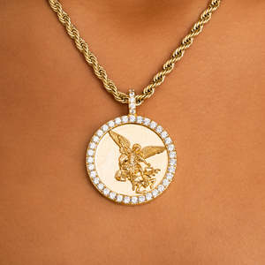 Medallón de Lujo con Colgante del Arcángel San Miguel |   Collar con Moneda Religiosa con Halo de Oro Amarillo |   Joyería Cristiana para Hombre y Mujer - Product Image 1