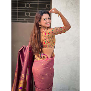 Sari de Seda Tejida Paithani Zari para Vestidos de Noche, Reversible y con Protección Solar, Diseño Intrincado y Elegante - Product Image 3