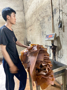 ราคาขายส่ง ยางพาราธรรมชาติยี่ห้อ NGOC CHAU รุ่น RSS3 แบบริบบิ้นรมควัน เกรดขึ้นรูปพื้นรองเท้า มาตรฐานเวียดนาม น้ำหนัก 33.3 กก. ความสูง 33.3 ซม. - Product Image 3