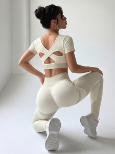 Ensemble de sport deux pièces sans coutures : Crop top à col rond et bretelles larges, et Legging de compression pour la course à effet push-up fessier - Product Image 4