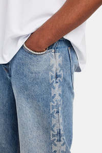Jean en denim délavé clair coupe droite ample avec bande latérale en strass, taille mi-haute, en coton léger, style streetwear - Product Image 4