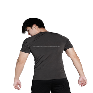 เสื้อยืดรัดรูปสีเทา 65% ไมโครโพลีเอสเตอร์ 35% สแปนเด็กซ์ ป้ายสั่งทำพิเศษ สำหรับฤดูร้อน เสื้อออกกำลังกายผู้ชาย แห้งเร็ว สำหรับฟิตเนสและกีฬา - Product Image 5