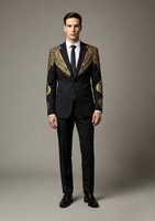 Blazer homme noir en polyester et coton, coupe droite, simple boutonnage, avec broderie ailes d'ange dorées, idéal pour les soirées