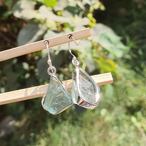 ต่างหูอะความารีนดิบทำมือ เงินสเตอร์ลิง พลอยดิบ ของขวัญคริสต์มาส - Product Image 3