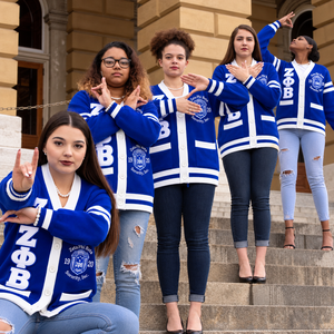 Cardigan personnalisé Zeta Phi Beta bleu roi en maille torsadée avec broderie universitaire et applique, style universitaire grec, en acrylique simple et rapide à personnaliser - Product Image 6