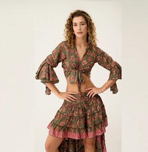 Ensemble coordonné imprimé floral bohème pour femme – Haut court à nouer à col en V et jupe longue à volants asymétrique – Ensemble deux pièces – Assortiment - Product Image 1