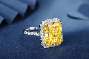 Bague de cocktail de luxe pour femme avec diamant jaune taille émeraude serti pavé, certifiée IGI - Product Image 3