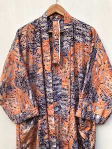 Kimono de Seda Hecho a Mano en India, Estampado Floral, Cuello en V, Cierre con Cordón, Largo, Manga Larga, Suave, para Playa o Fiesta, Venta al Por Mayor - Product Image 1
