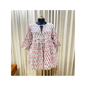 Kurtis de algodón de diseñador de primera calidad, hechos a mano, con estampado floral rosa y cuello en V con lazo, estampados con técnicas tradicionales, para el verano. - Product Image 1