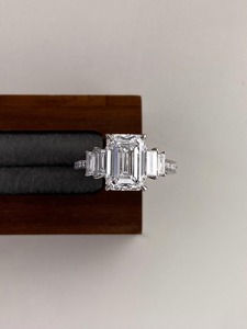 แหวนเพชรทรงเหลี่ยมมรกต 3 กะรัต สวยงามหรูหรา เพชรเลี้ยงในห้องปฏิบัติการ รับรองโดย IGI สี E ความสะอาด VS ทองคำขาว 14K ประดับเพชรทรงบาแกตต์ แหวนหมั้น - Product Image 3
