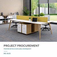Banc de travail de bureau moderne pour 4 personnes avec dessus blanc, écran de confidentialité jaune, pieds couleur bois et rangement sous le bureau
