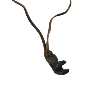 Pendentif de collier en fer forgé à la main de style primitif, pointe de flèche, avec texture martelée organique, finition foncée et cordon marron, bijou artisanal - Product Image 2