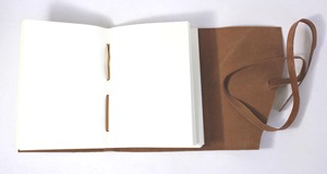 Magnifique journal en cuir véritable fait main, aspect antique, marron clair, avec logo embossé, en cuir de buffle huilé effet froissé, idéal comme cadeau. - Product Image 3
