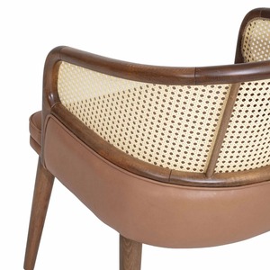 Silla de comedor tapizada en cuero de estilo moderno de mediados de siglo, con estructura de madera y respaldo de mimbre - Product Image 4