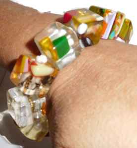 Bracelet de bijoux fantaisie en résine fabriquée à la main de haute qualité pour femmes, brin de couleur de marque d'Inde, artisanat en résine - Product Image 2