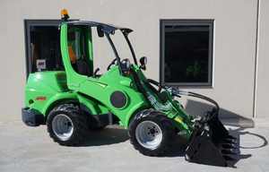 Mini-chargeur articulé Avant 745 ArborPro avec grappin à bois, alimenté par un moteur et une boîte de vitesses Yanmar - Product Image 6