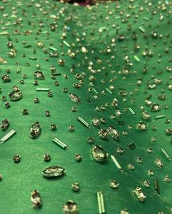 Exportador indio de tela de seda con bordados y adornos de cuentas para todo tipo de confección de vestidos, suministro al por mayor para compradores de fábrica. - Product Image 1