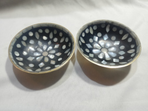 Bol en laiton poli avec incrustation de nacre, fabriqué en Inde, présentant des œuvres d'art traditionnelles artisanales, écologique et durable - Product Image 2