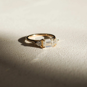 Bague de fiançailles en diamant de laboratoire à trois pierres, or 14 carats, taille émeraude, pierres latérales en forme de poire, bague de mariage et d'anniversaire de luxe pour mariée - Product Image 3