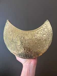 Sac à main en forme de lune à prix raisonnable, sac de mariage en laiton de qualité supérieure, accessoires pour femmes avec termes OEM ODM chez Universal Overseas - Product Image 2