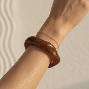 Brazalete Artesanal de Resina de Mármol, Geométrico, Orgánico, Ondulado, Color Ámbar Naranja, Diseño de Caparazón de Tortuga - Product Image 2