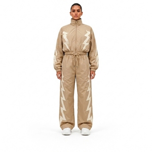 Survêtement beige à imprimé géométrique pour femmes, coupe ample, style sportif, avec fermeture à cordon et poches latérales - Product Image 1